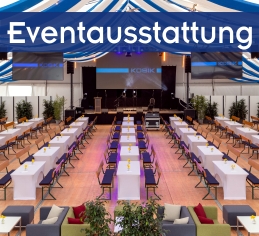 Exklusives weiß-blaues Festzelt mit LED-Wand, LED-Monitoren, Bierzeltgarnituren mit Lehnen und weißen Tisch-Hussen und Lounge-Bereich im Vordergrund.