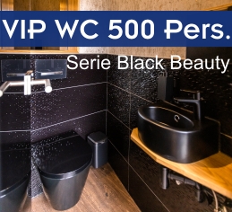 Exklusives Interieur eines VIP-Toilettenanhängers für Firmenevents: Zwei mattschwarze Designer-Aufsatzwaschbecken auf einer edlen Waschtischplatte mit modernen Armaturen und großen Spiegeln.