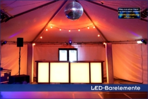 Beleuchtete LED-Bar und Discokugel im Discozelt.